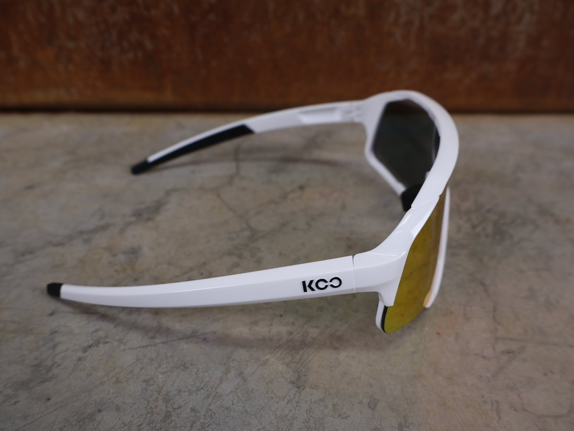 Brillen von Koo, KOO RED BULL - BORA HANSGROHE DEMOS SONNENBRILLE / CHAMPION EDITION WEIß vor USEDBIKES - OB.DE Hintergrund