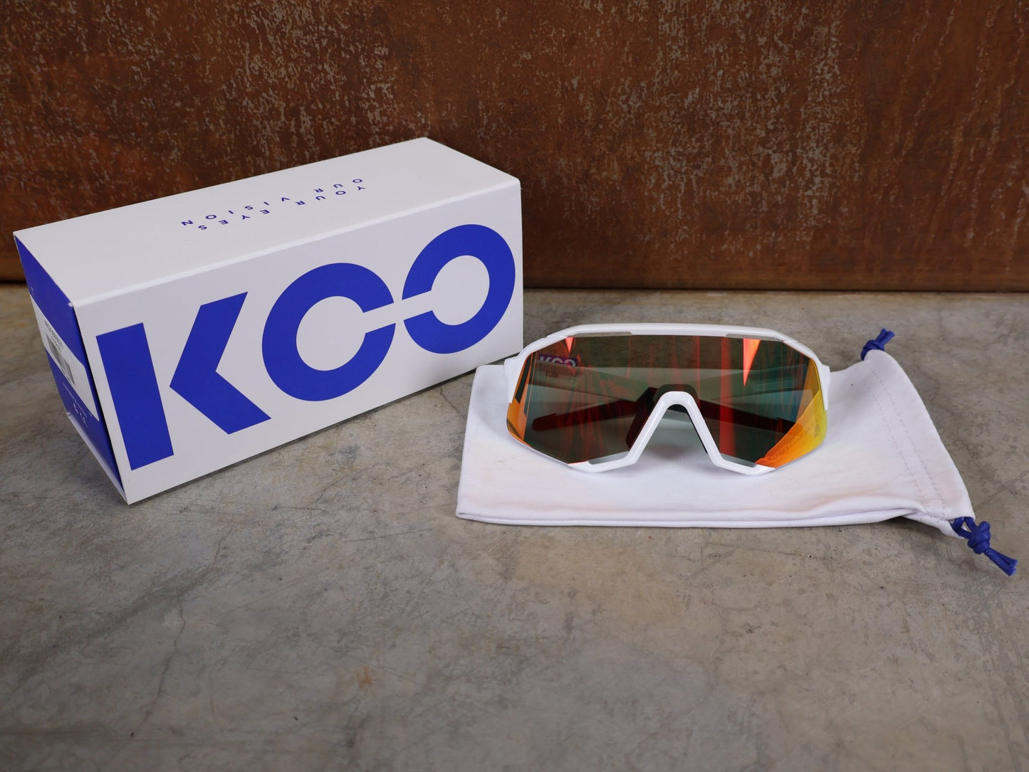 Brillen von Koo, KOO RED BULL - BORA HANSGROHE DEMOS SONNENBRILLE / CHAMPION EDITION WEIß vor USEDBIKES - OB.DE Hintergrund