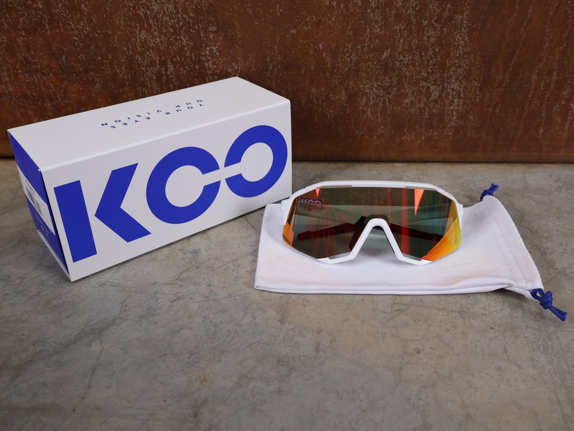 Brillen von Koo, KOO RED BULL - BORA HANSGROHE DEMOS SONNENBRILLE / CHAMPION EDITION WEIß vor USEDBIKES - OB.DE Hintergrund