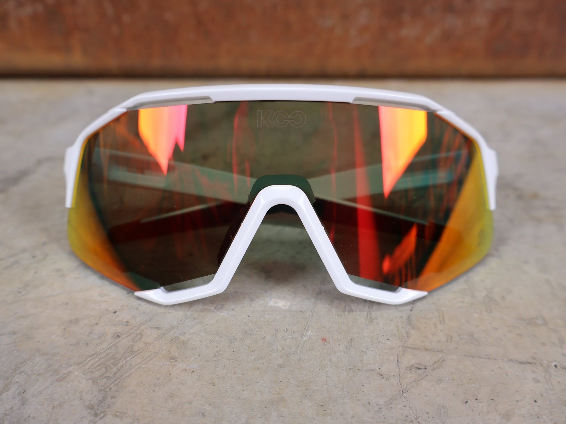 Brillen von Koo, KOO RED BULL - BORA HANSGROHE DEMOS SONNENBRILLE / CHAMPION EDITION WEIß vor USEDBIKES - OB.DE Hintergrund