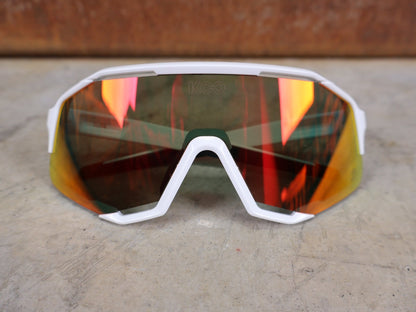 Brillen von Koo, KOO RED BULL - BORA HANSGROHE DEMOS SONNENBRILLE / CHAMPION EDITION WEIß vor USEDBIKES - OB.DE Hintergrund