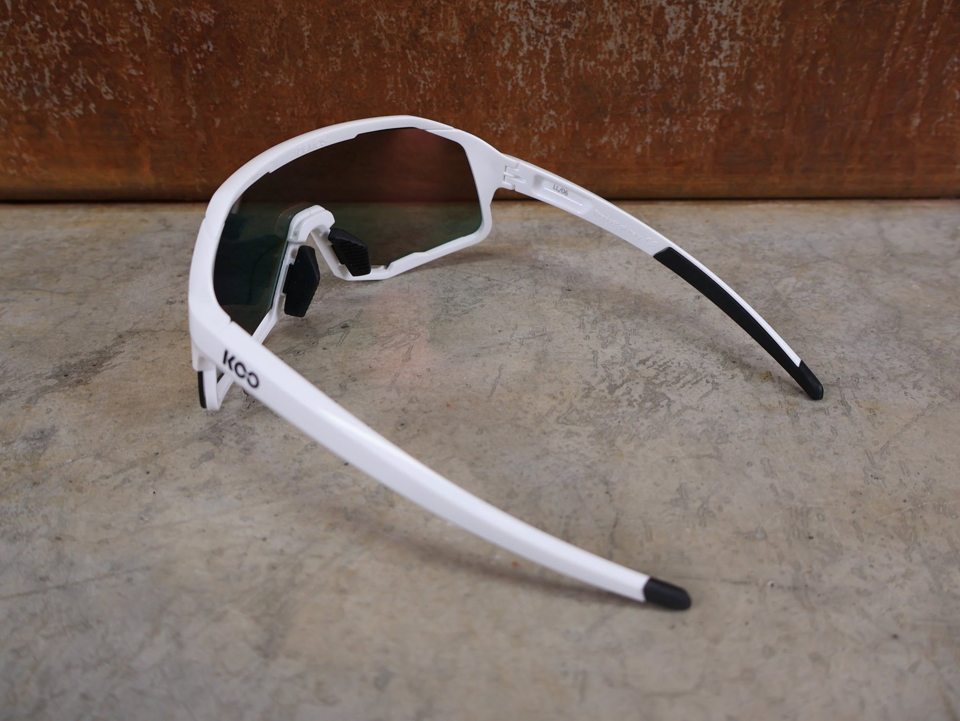 Brillen von Koo, KOO RED BULL - BORA HANSGROHE DEMOS SONNENBRILLE / CHAMPION EDITION WEIß vor USEDBIKES - OB.DE Hintergrund