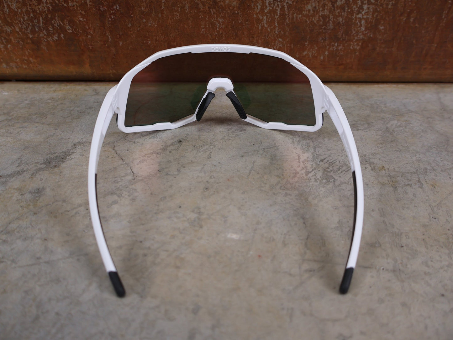 Brillen von Koo, KOO RED BULL - BORA HANSGROHE DEMOS SONNENBRILLE / CHAMPION EDITION WEIß vor USEDBIKES - OB.DE Hintergrund