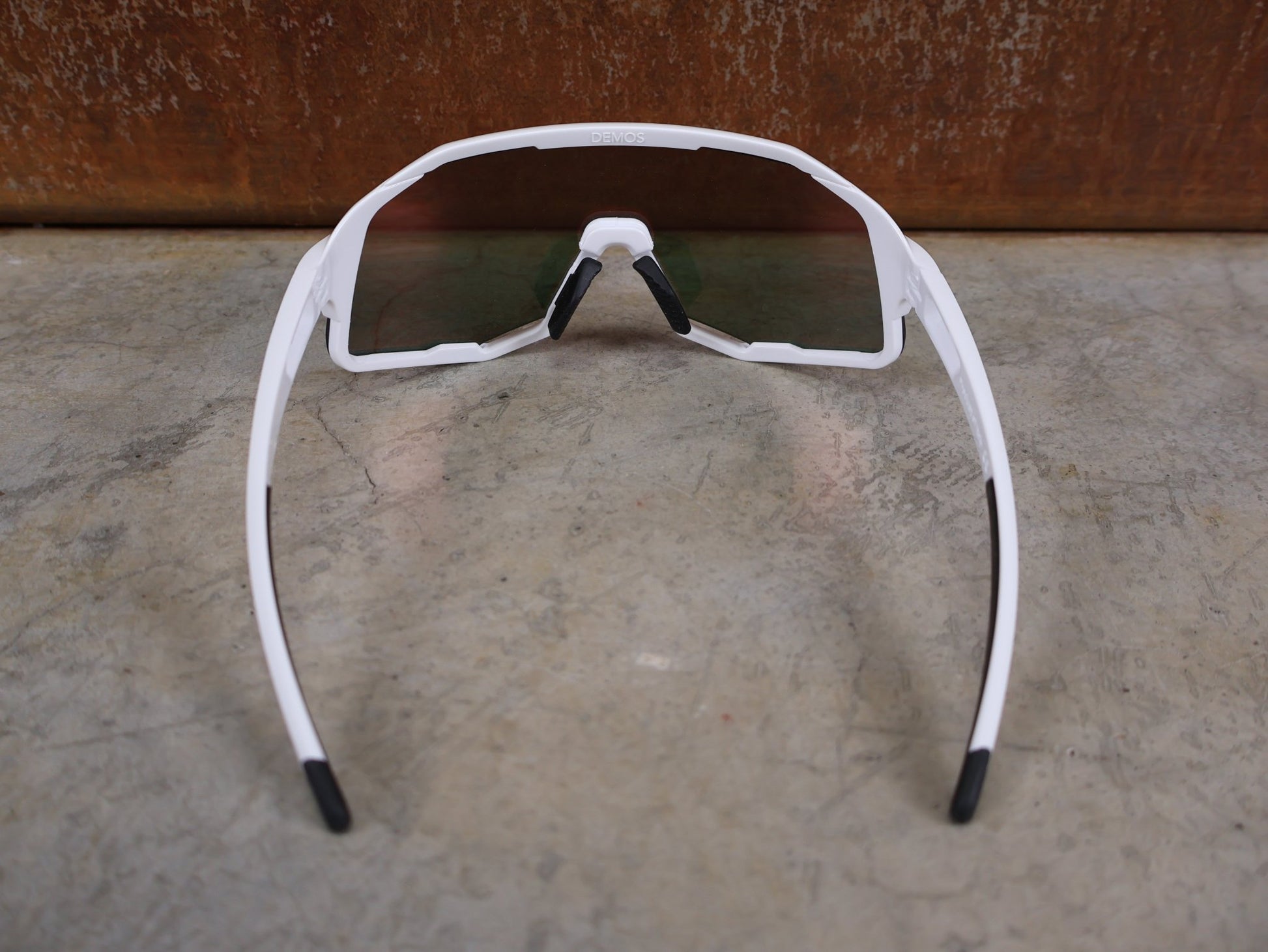 Brillen von Koo, KOO RED BULL - BORA HANSGROHE DEMOS SONNENBRILLE / CHAMPION EDITION WEIß vor USEDBIKES - OB.DE Hintergrund