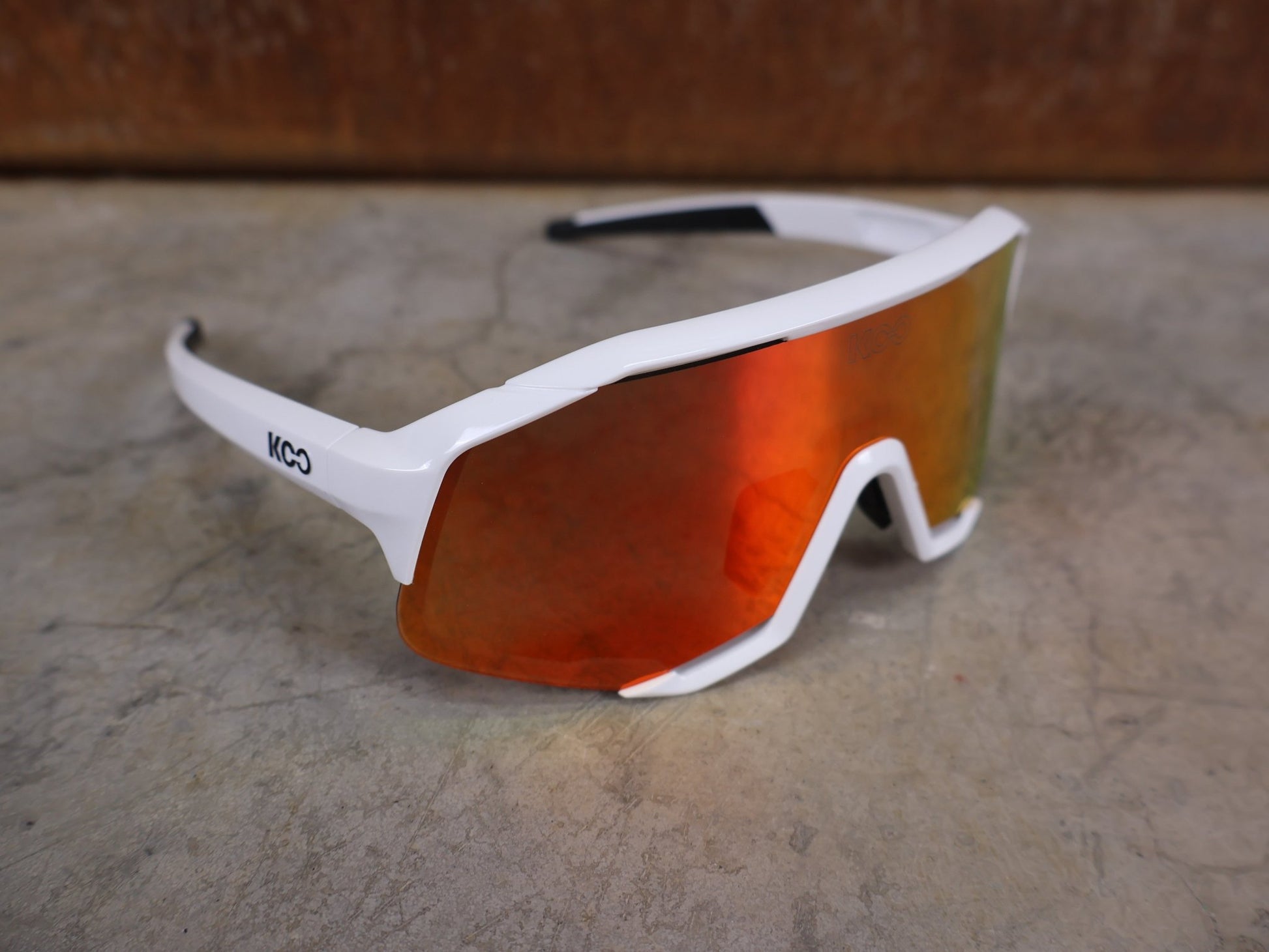 Brillen von Koo, KOO RED BULL - BORA HANSGROHE DEMOS SONNENBRILLE / CHAMPION EDITION WEIß vor USEDBIKES - OB.DE Hintergrund