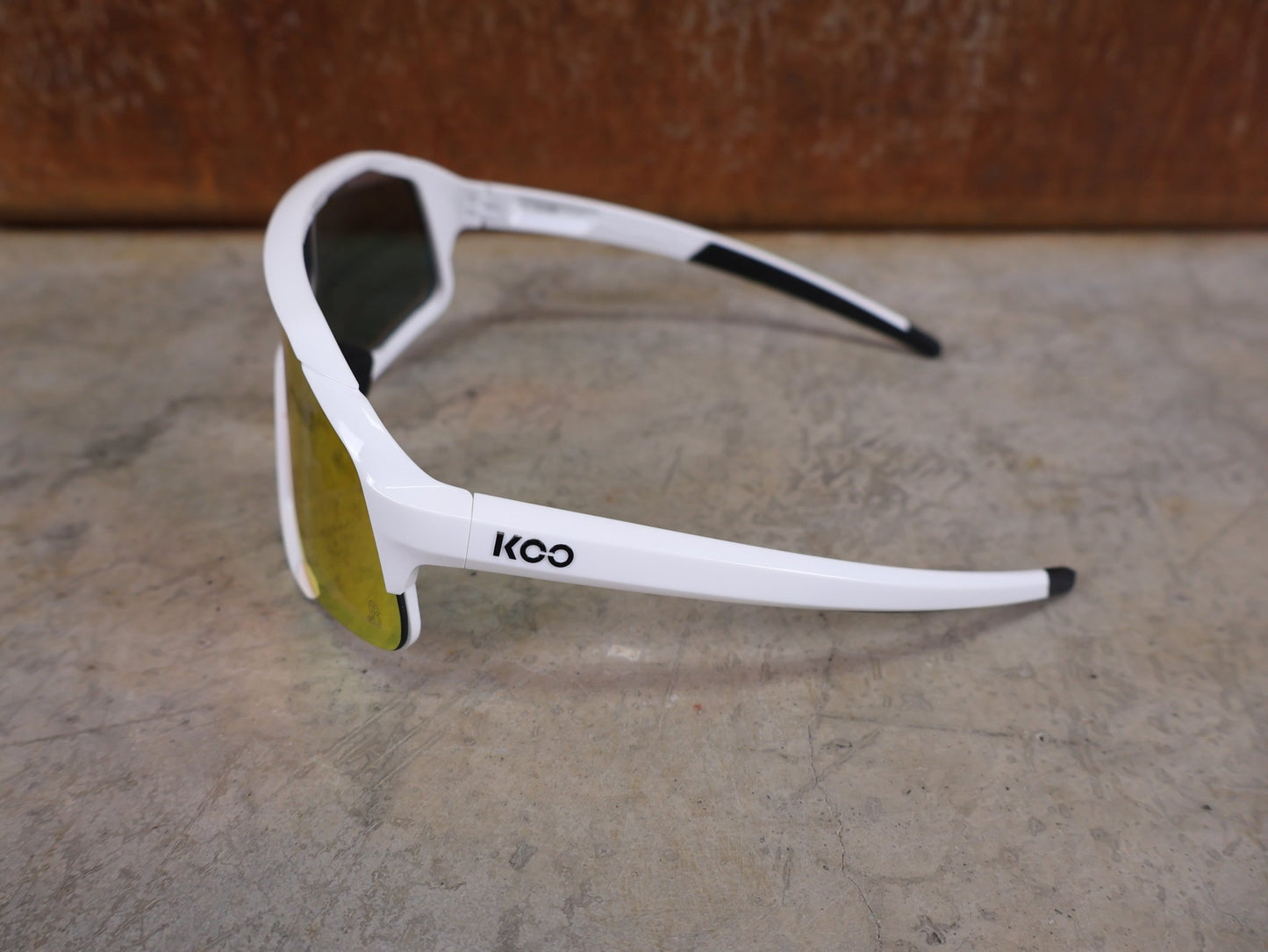 Brillen von Koo, KOO RED BULL - BORA HANSGROHE DEMOS SONNENBRILLE / CHAMPION EDITION WEIß vor USEDBIKES - OB.DE Hintergrund