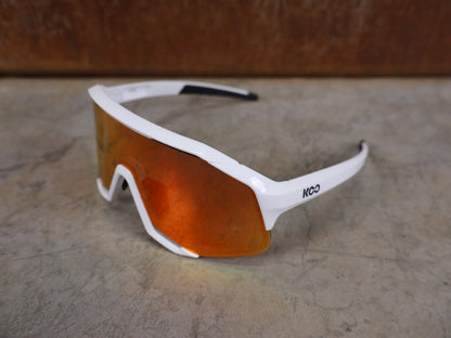 Brillen von Koo, KOO RED BULL - BORA HANSGROHE DEMOS SONNENBRILLE / CHAMPION EDITION WEIß vor USEDBIKES - OB.DE Hintergrund