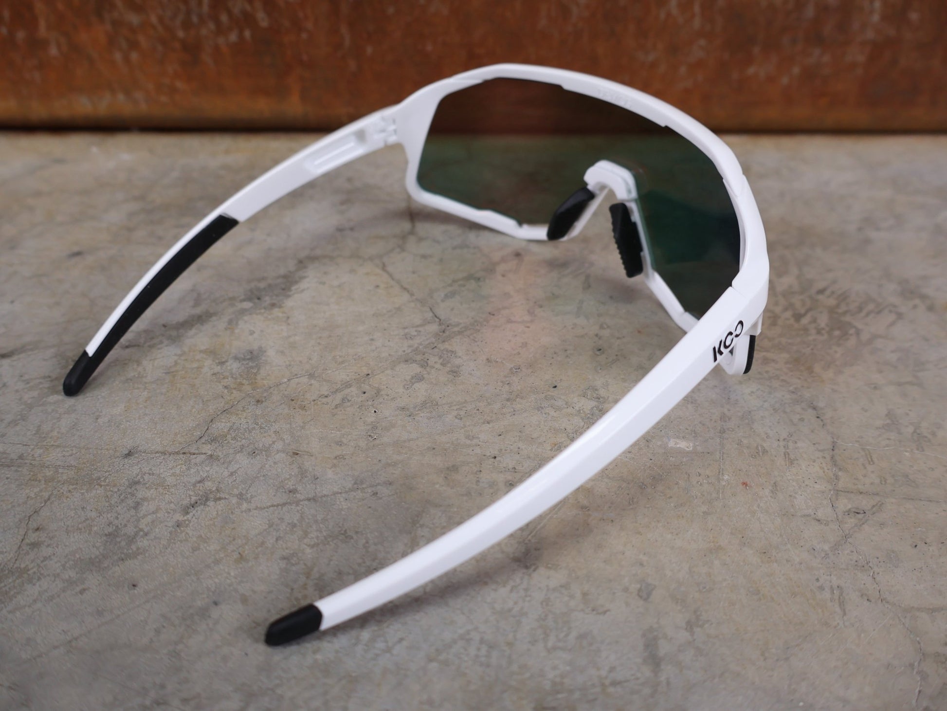 Brillen von Koo, KOO RED BULL - BORA HANSGROHE DEMOS SONNENBRILLE / CHAMPION EDITION WEIß vor USEDBIKES - OB.DE Hintergrund