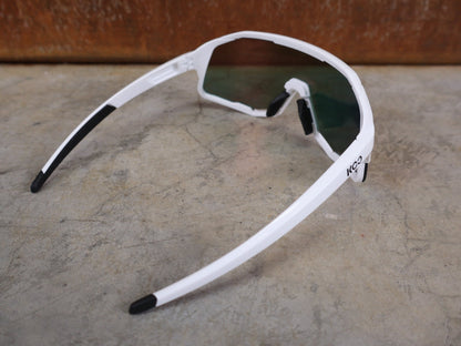 Brillen von Koo, KOO RED BULL - BORA HANSGROHE DEMOS SONNENBRILLE / CHAMPION EDITION WEIß vor USEDBIKES - OB.DE Hintergrund