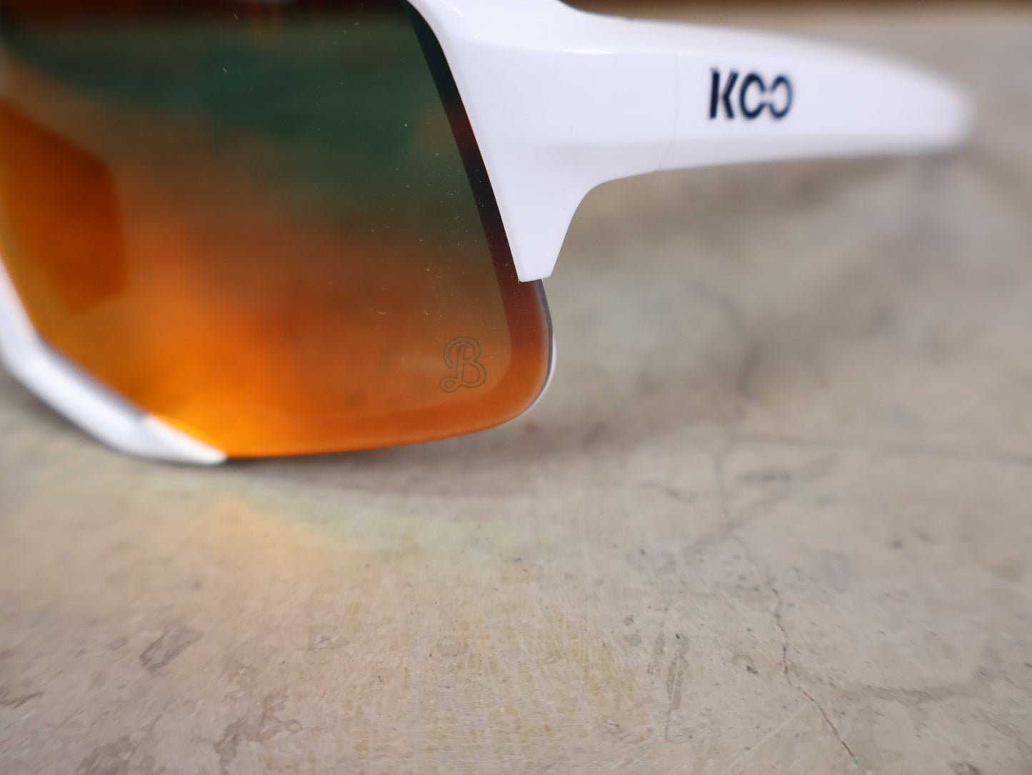 Brillen von Koo, KOO RED BULL - BORA HANSGROHE DEMOS SONNENBRILLE / CHAMPION EDITION WEIß vor USEDBIKES - OB.DE Hintergrund