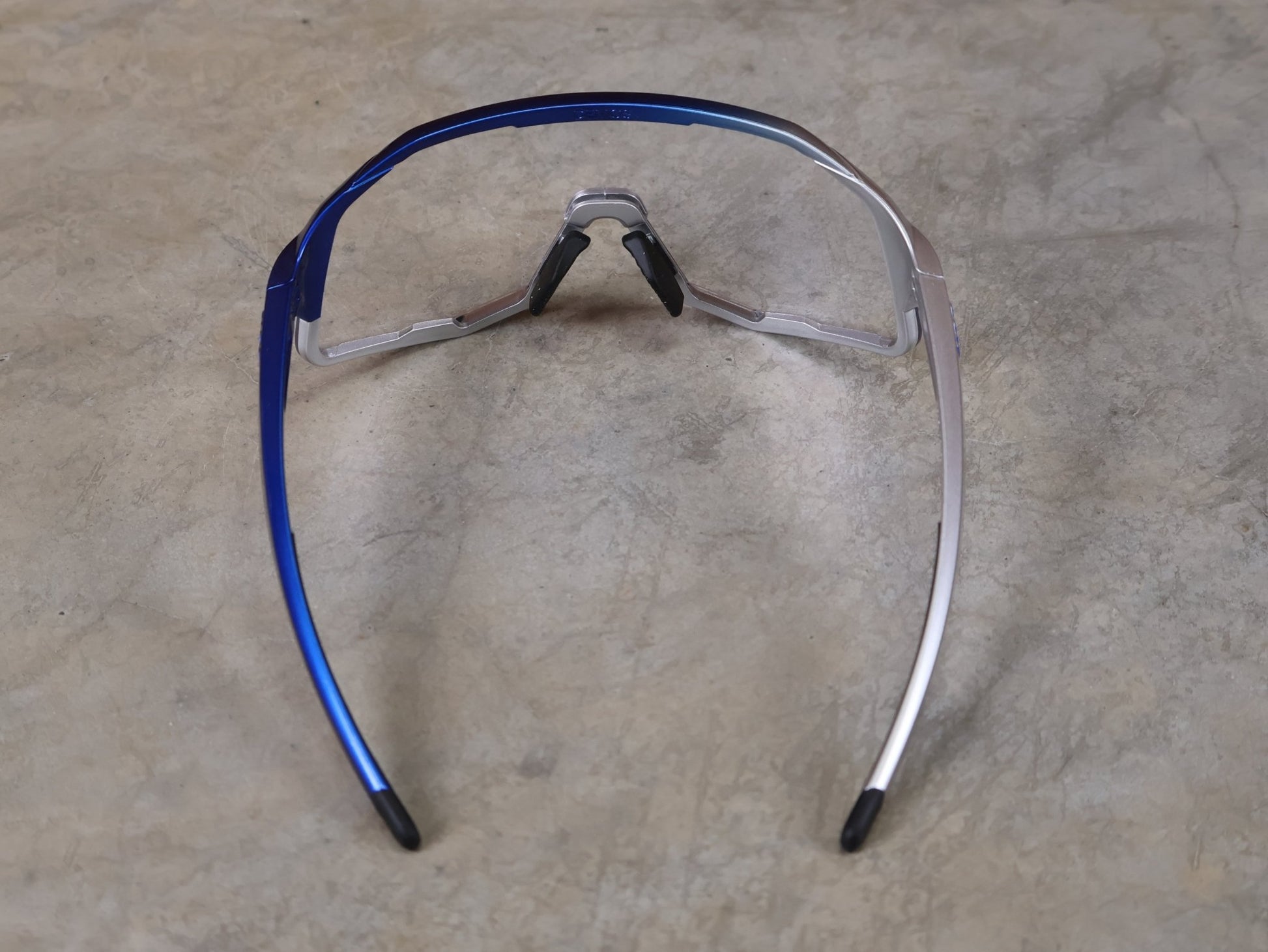 Brillen von Koo, KOO RED BULL - BORA HANSGROHE DEMOS SONNENBRILLE / CLEAR SMOKE vor USEDBIKES - OB.DE Hintergrund