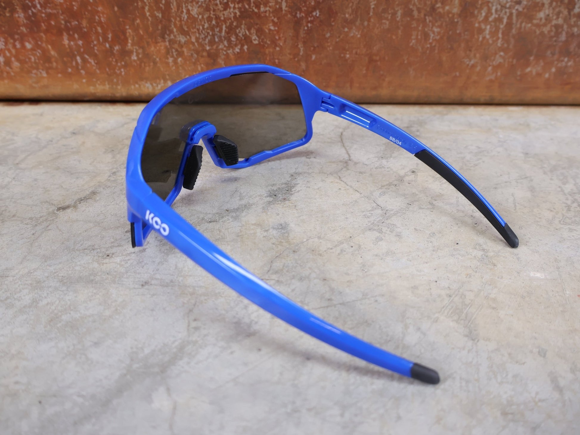 Brillen von Koo, KOO RED BULL - BORA HANSGROHE DEMOS SONNENBRILLE / LEADER EDITION BLAU vor USEDBIKES - OB.DE Hintergrund