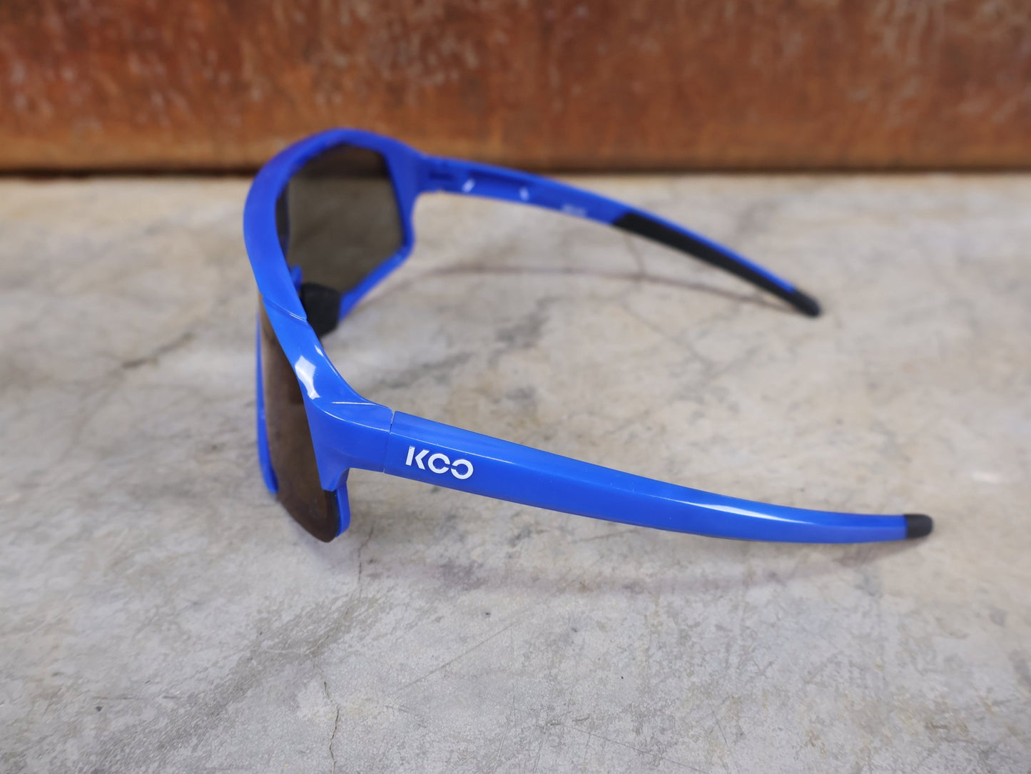 Brillen von Koo, KOO RED BULL - BORA HANSGROHE DEMOS SONNENBRILLE / LEADER EDITION BLAU vor USEDBIKES - OB.DE Hintergrund