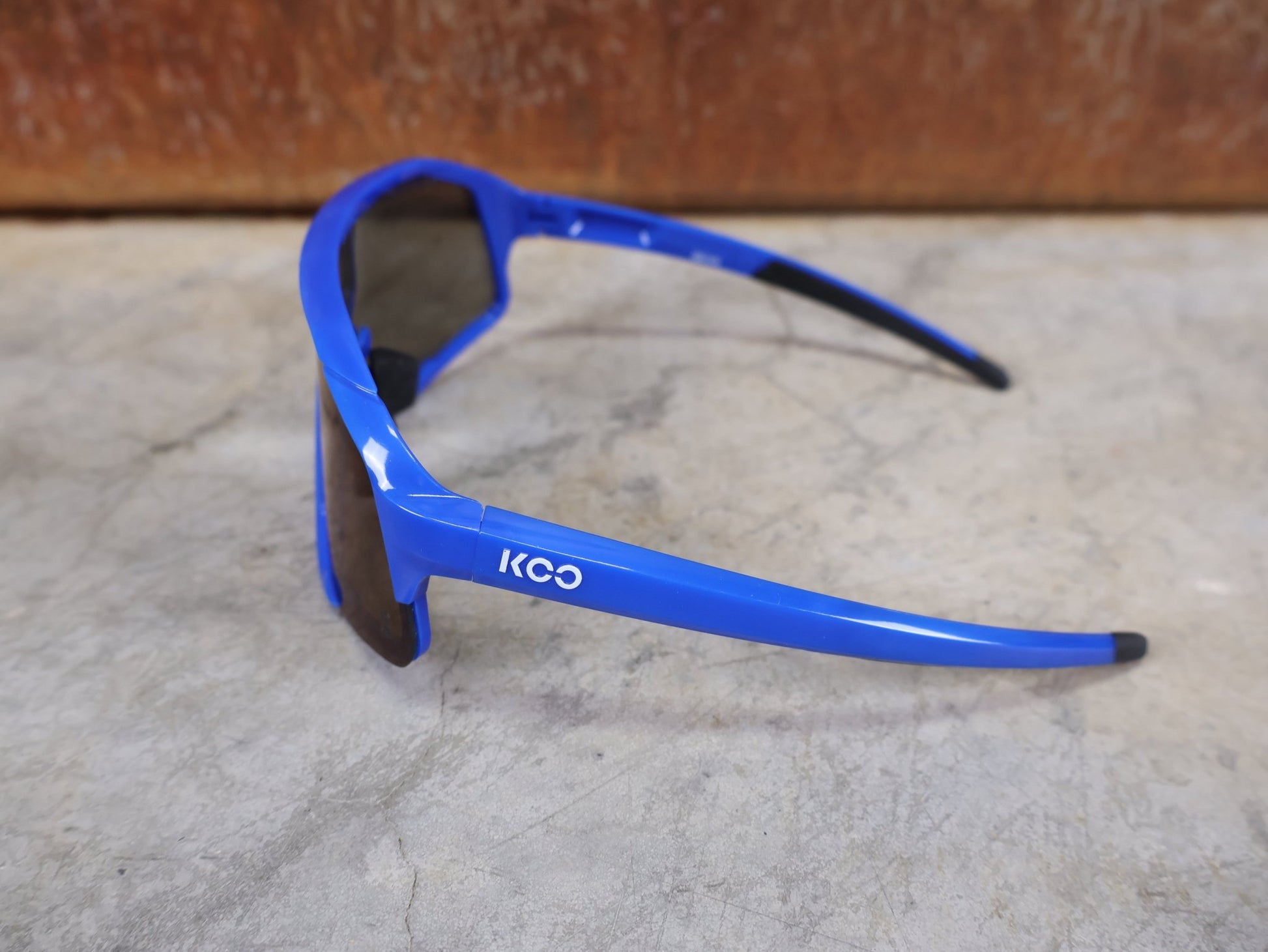 Brillen von Koo, KOO RED BULL - BORA HANSGROHE DEMOS SONNENBRILLE / LEADER EDITION BLAU vor USEDBIKES - OB.DE Hintergrund