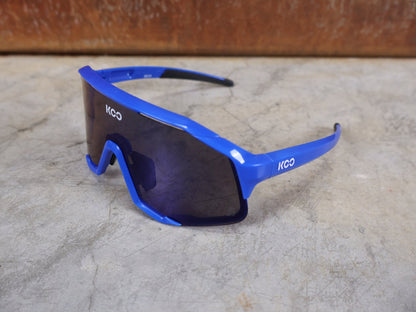 Brillen von Koo, KOO RED BULL - BORA HANSGROHE DEMOS SONNENBRILLE / LEADER EDITION BLAU vor USEDBIKES - OB.DE Hintergrund