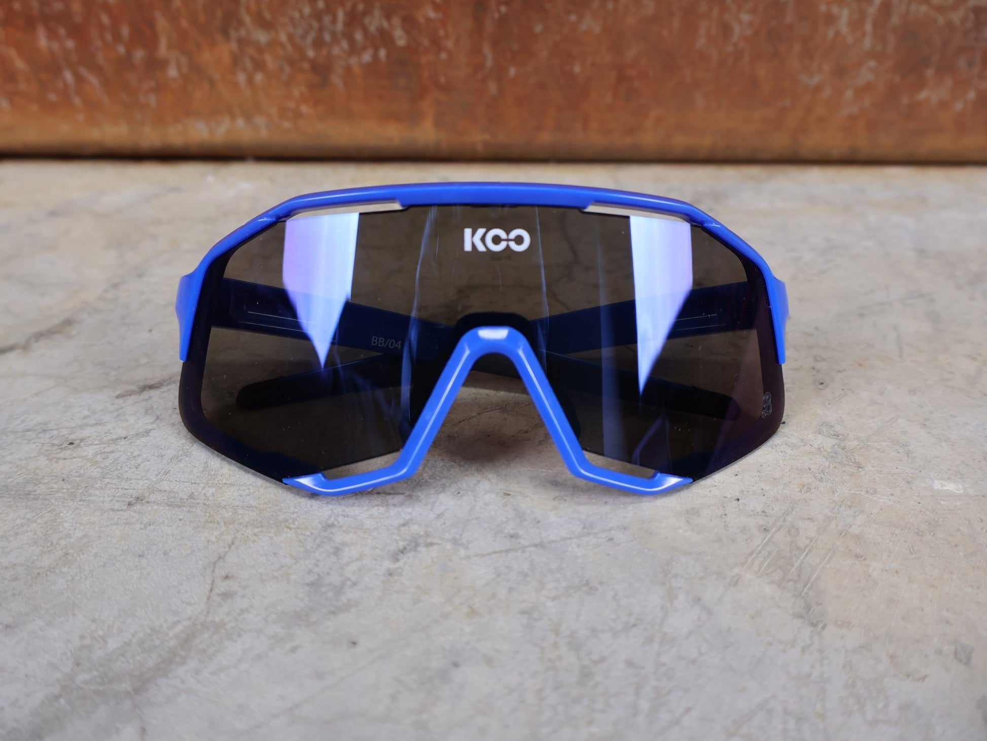 Brillen von Koo, KOO RED BULL - BORA HANSGROHE DEMOS SONNENBRILLE / LEADER EDITION BLAU vor USEDBIKES - OB.DE Hintergrund