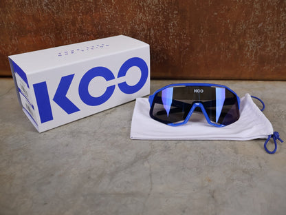 Brillen von Koo, KOO RED BULL - BORA HANSGROHE DEMOS SONNENBRILLE / LEADER EDITION BLAU vor USEDBIKES - OB.DE Hintergrund