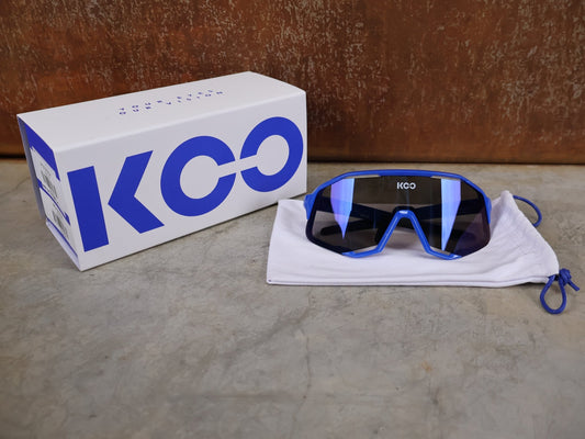Brillen von Koo, KOO RED BULL - BORA HANSGROHE DEMOS SONNENBRILLE / LEADER EDITION BLAU vor USEDBIKES - OB.DE Hintergrund