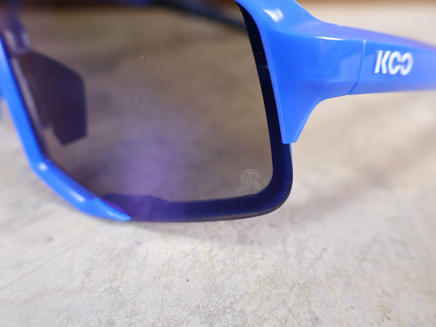 Brillen von Koo, KOO RED BULL - BORA HANSGROHE DEMOS SONNENBRILLE / LEADER EDITION BLAU vor USEDBIKES - OB.DE Hintergrund