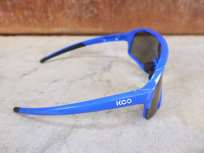 Brillen von Koo, KOO RED BULL - BORA HANSGROHE DEMOS SONNENBRILLE / LEADER EDITION BLAU vor USEDBIKES - OB.DE Hintergrund