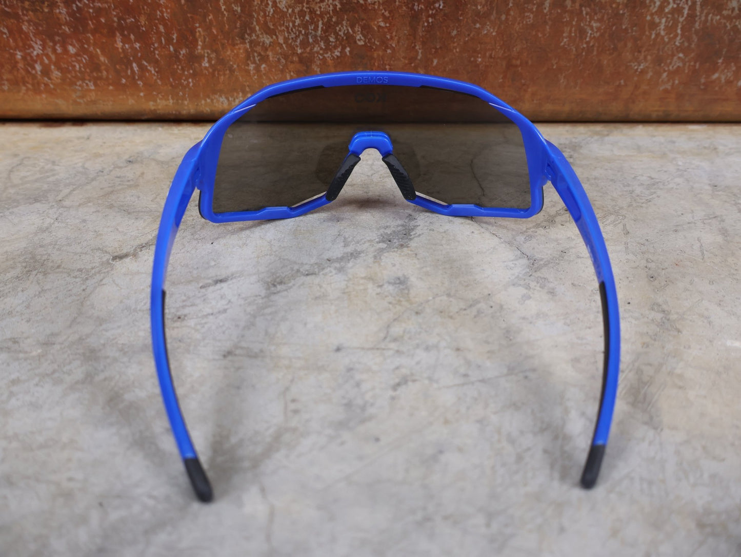 Brillen von Koo, KOO RED BULL - BORA HANSGROHE DEMOS SONNENBRILLE / LEADER EDITION BLAU vor USEDBIKES - OB.DE Hintergrund