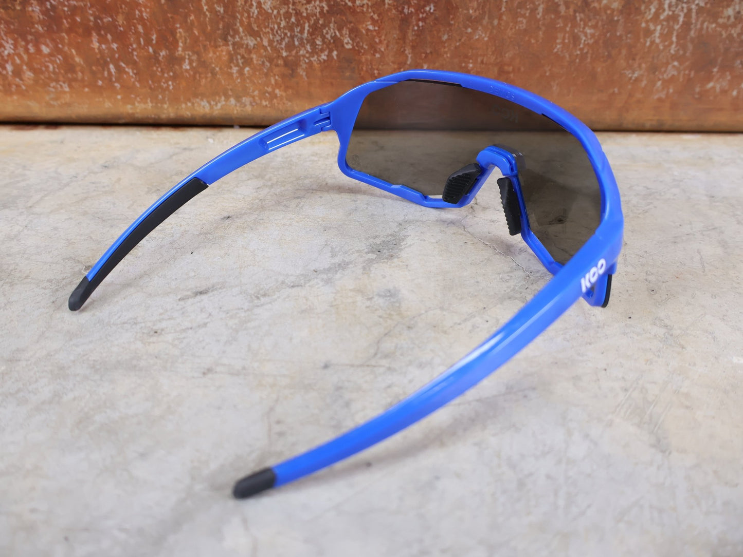 Brillen von Koo, KOO RED BULL - BORA HANSGROHE DEMOS SONNENBRILLE / LEADER EDITION BLAU vor USEDBIKES - OB.DE Hintergrund