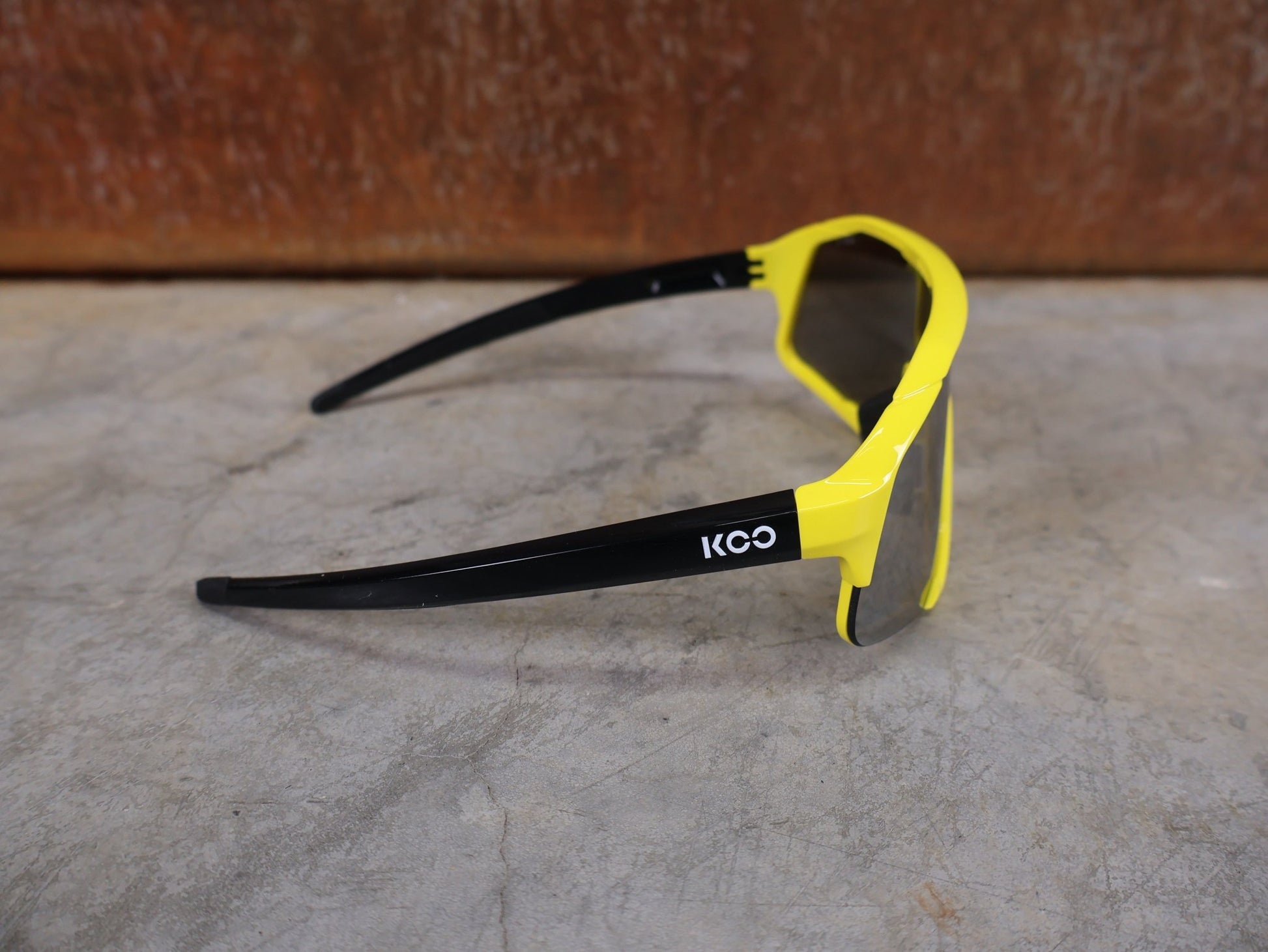 Brillen von Koo, KOO RED BULL - BORA HANSGROHE DEMOS SONNENBRILLE / LEADER EDITION GELB vor USEDBIKES - OB.DE Hintergrund