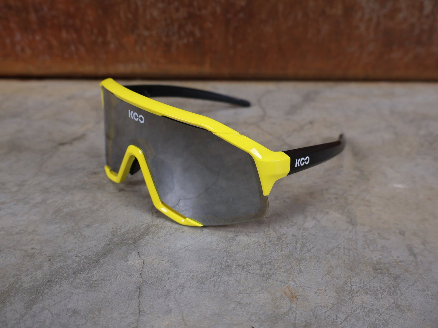 Brillen von Koo, KOO RED BULL - BORA HANSGROHE DEMOS SONNENBRILLE / LEADER EDITION GELB vor USEDBIKES - OB.DE Hintergrund