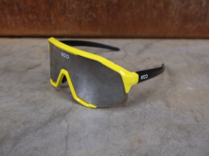 Brillen von Koo, KOO RED BULL - BORA HANSGROHE DEMOS SONNENBRILLE / LEADER EDITION GELB vor USEDBIKES - OB.DE Hintergrund