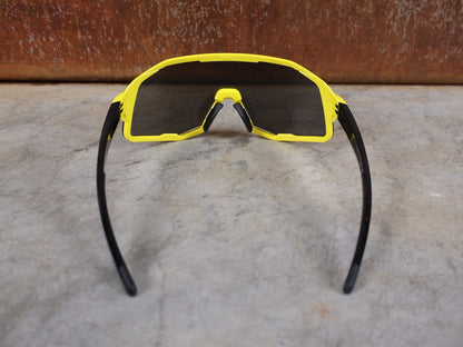 Brillen von Koo, KOO RED BULL - BORA HANSGROHE DEMOS SONNENBRILLE / LEADER EDITION GELB vor USEDBIKES - OB.DE Hintergrund