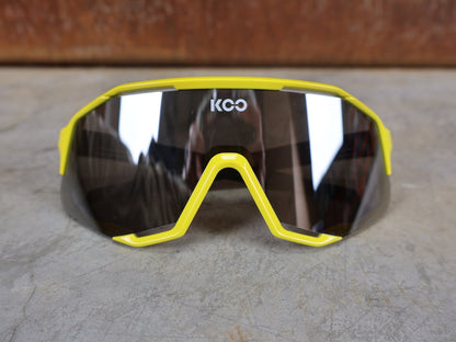 Brillen von Koo, KOO RED BULL - BORA HANSGROHE DEMOS SONNENBRILLE / LEADER EDITION GELB vor USEDBIKES - OB.DE Hintergrund