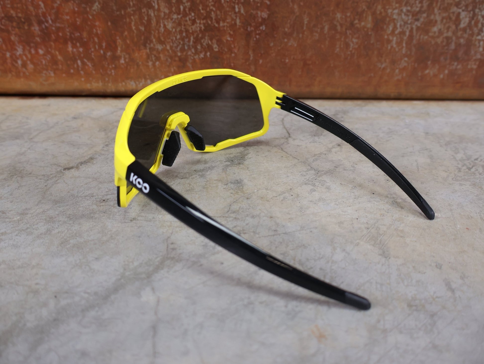 Brillen von Koo, KOO RED BULL - BORA HANSGROHE DEMOS SONNENBRILLE / LEADER EDITION GELB vor USEDBIKES - OB.DE Hintergrund