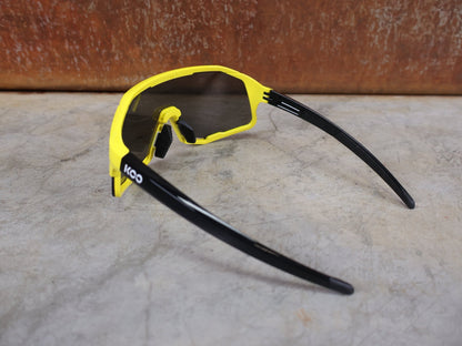 Brillen von Koo, KOO RED BULL - BORA HANSGROHE DEMOS SONNENBRILLE / LEADER EDITION GELB vor USEDBIKES - OB.DE Hintergrund
