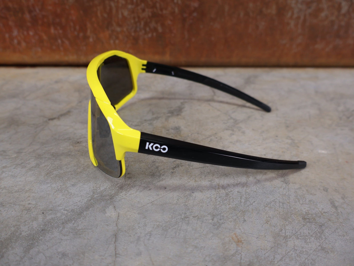 Brillen von Koo, KOO RED BULL - BORA HANSGROHE DEMOS SONNENBRILLE / LEADER EDITION GELB vor USEDBIKES - OB.DE Hintergrund