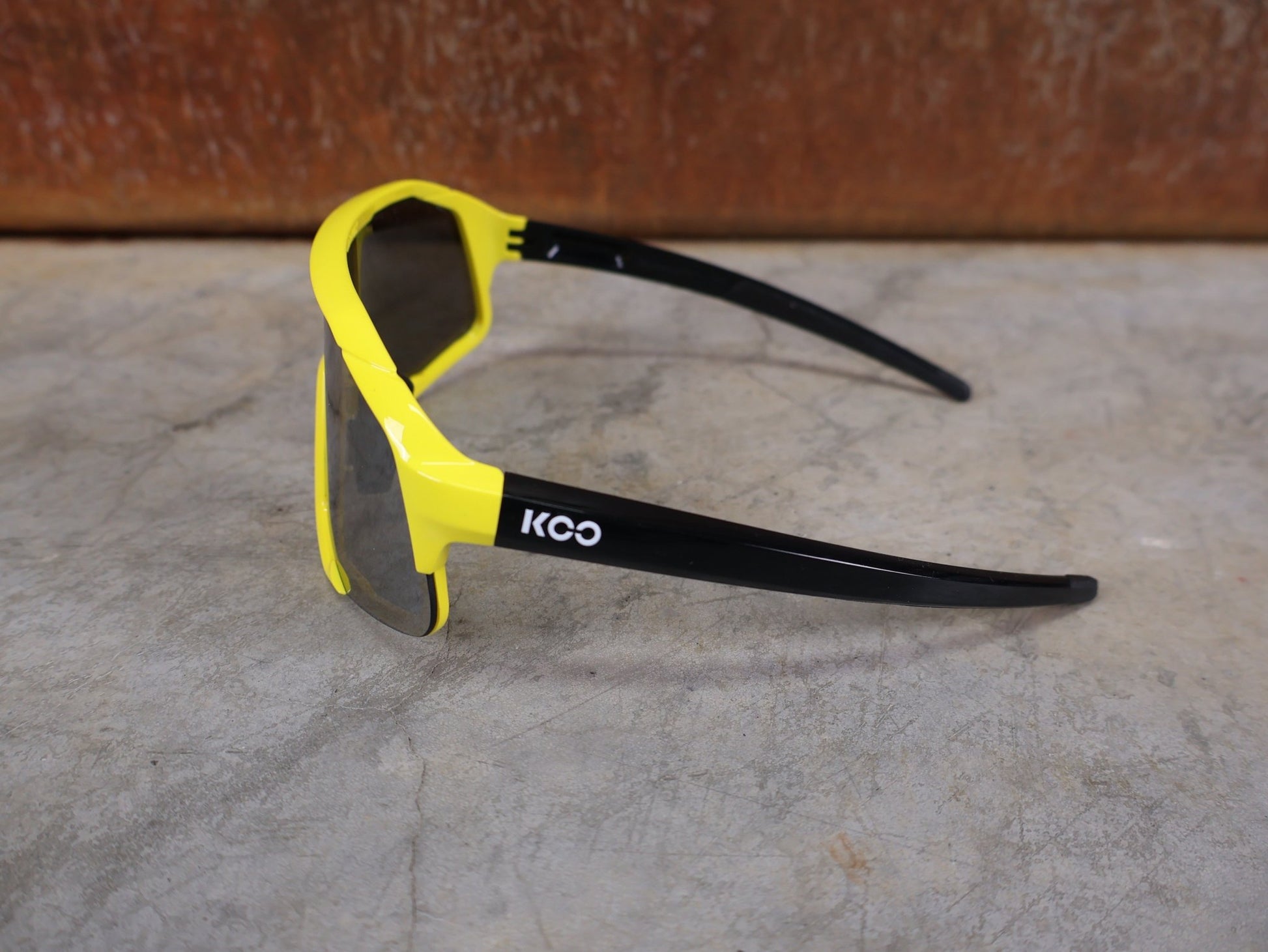 Brillen von Koo, KOO RED BULL - BORA HANSGROHE DEMOS SONNENBRILLE / LEADER EDITION GELB vor USEDBIKES - OB.DE Hintergrund