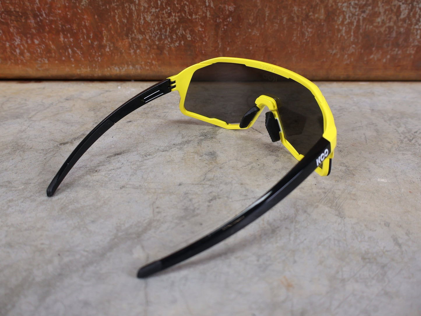 Brillen von Koo, KOO RED BULL - BORA HANSGROHE DEMOS SONNENBRILLE / LEADER EDITION GELB vor USEDBIKES - OB.DE Hintergrund