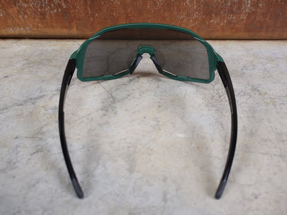 Brillen von Koo, KOO RED BULL - BORA HANSGROHE DEMOS SONNENBRILLE / LEADER EDITION SPRINT JERSEY GRÜN vor USEDBIKES - OB.DE Hintergrund