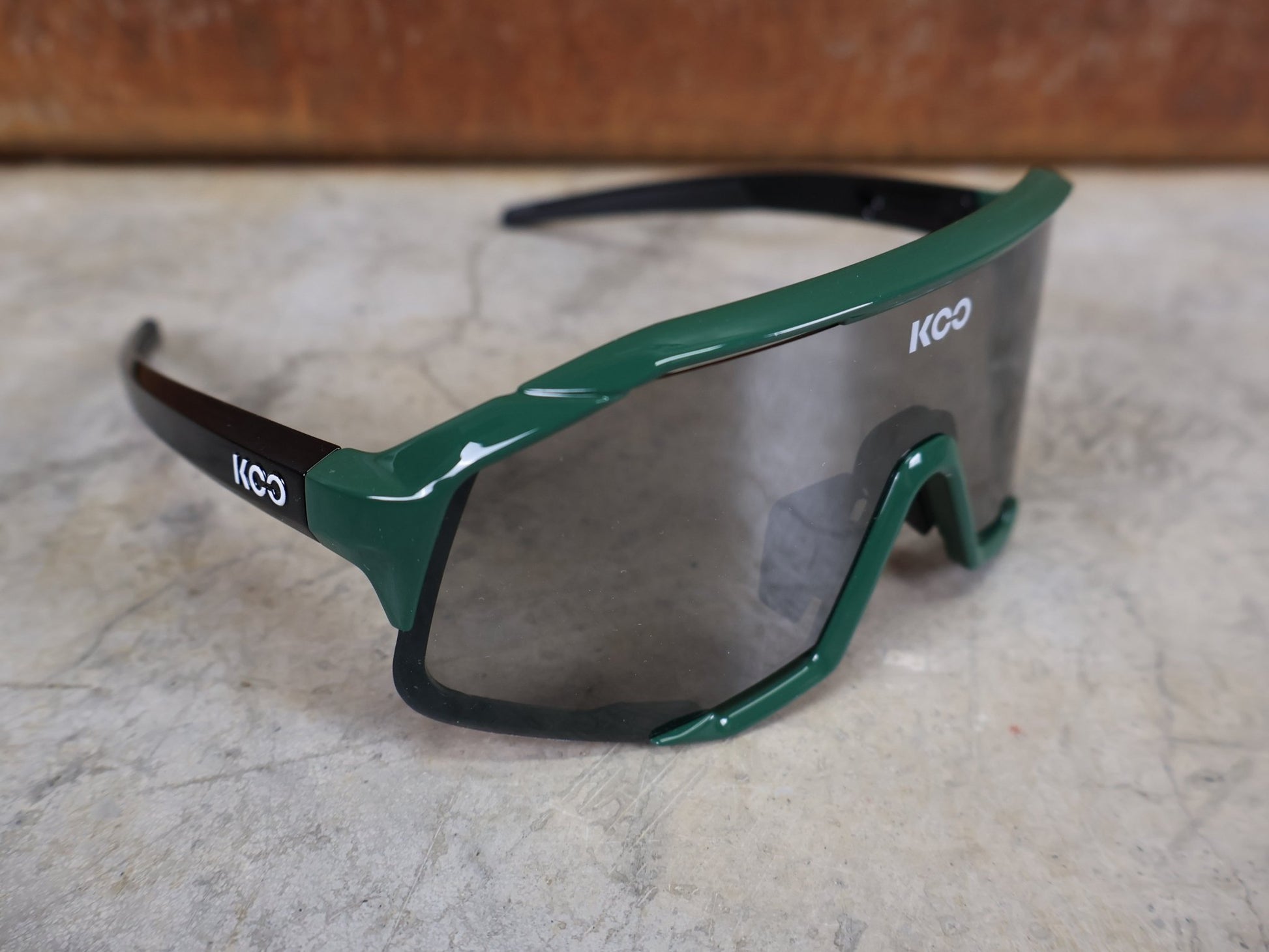 Brillen von Koo, KOO RED BULL - BORA HANSGROHE DEMOS SONNENBRILLE / LEADER EDITION SPRINT JERSEY GRÜN vor USEDBIKES - OB.DE Hintergrund