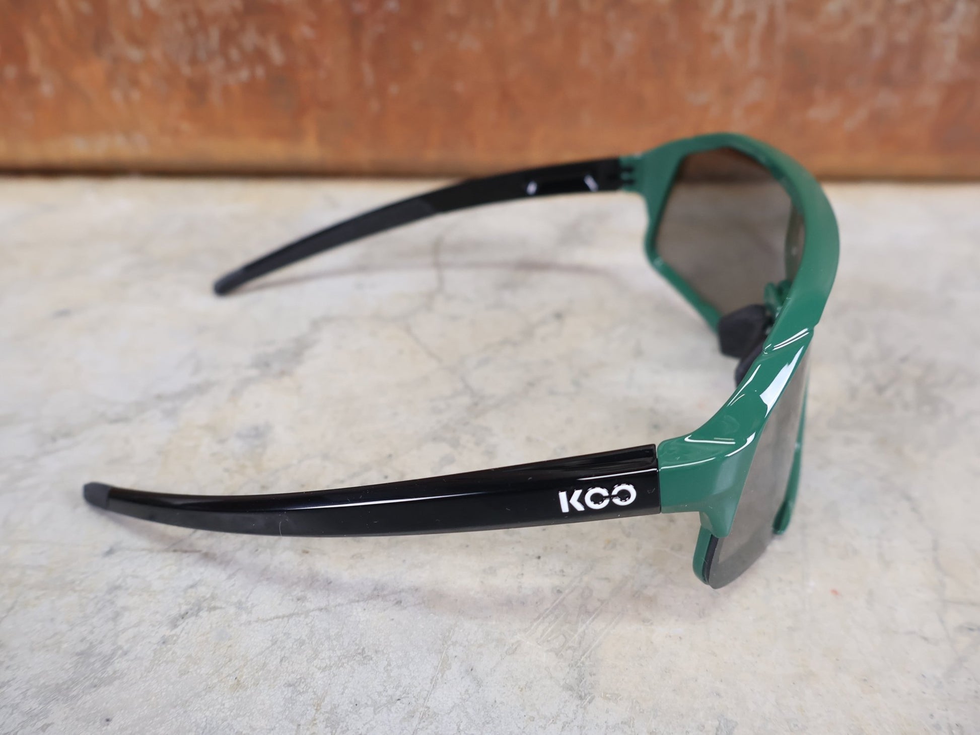 Brillen von Koo, KOO RED BULL - BORA HANSGROHE DEMOS SONNENBRILLE / LEADER EDITION SPRINT JERSEY GRÜN vor USEDBIKES - OB.DE Hintergrund