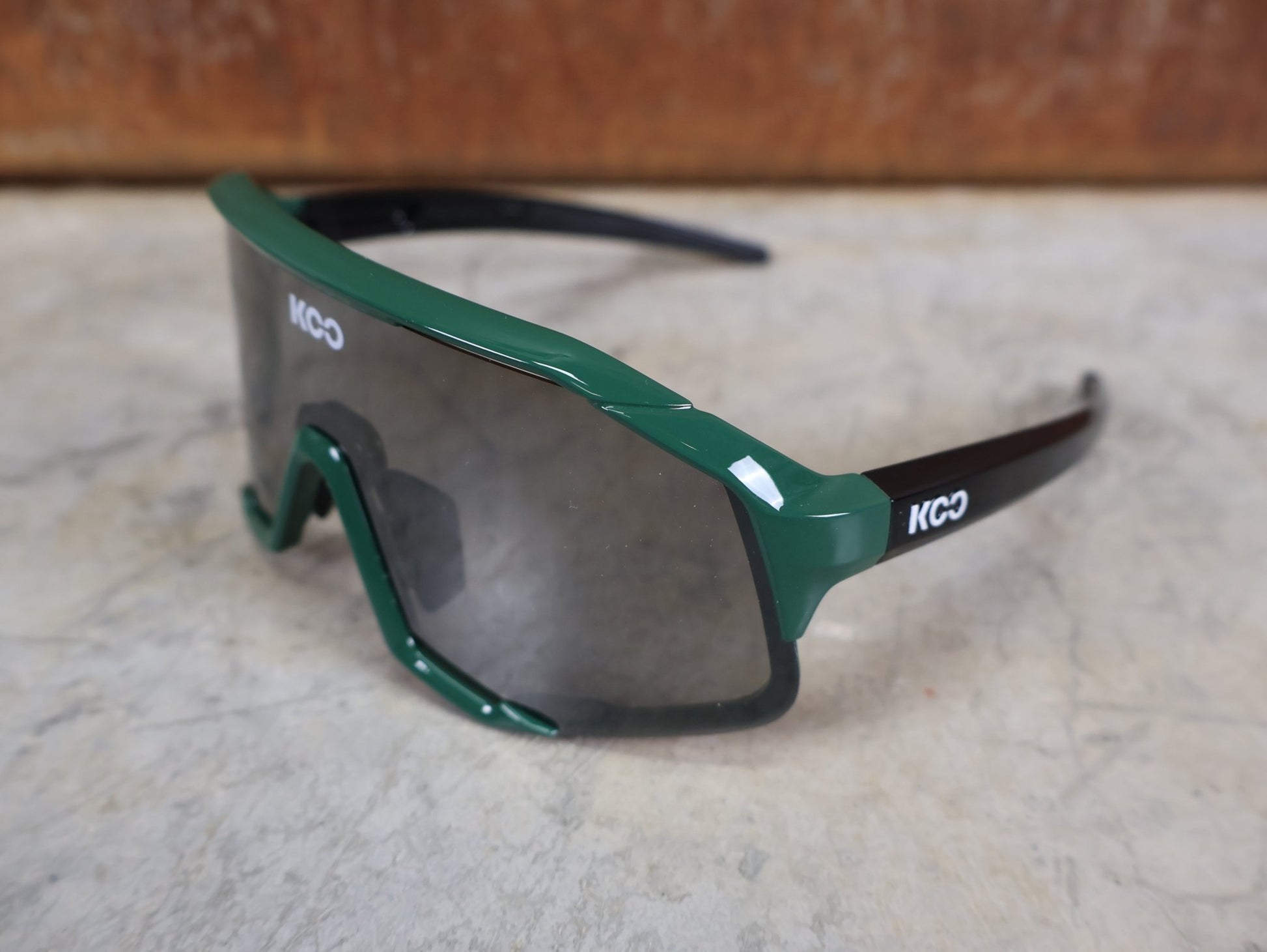 Brillen von Koo, KOO RED BULL - BORA HANSGROHE DEMOS SONNENBRILLE / LEADER EDITION SPRINT JERSEY GRÜN vor USEDBIKES - OB.DE Hintergrund