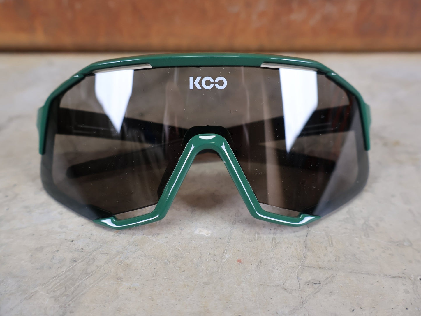 Brillen von Koo, KOO RED BULL - BORA HANSGROHE DEMOS SONNENBRILLE / LEADER EDITION SPRINT JERSEY GRÜN vor USEDBIKES - OB.DE Hintergrund