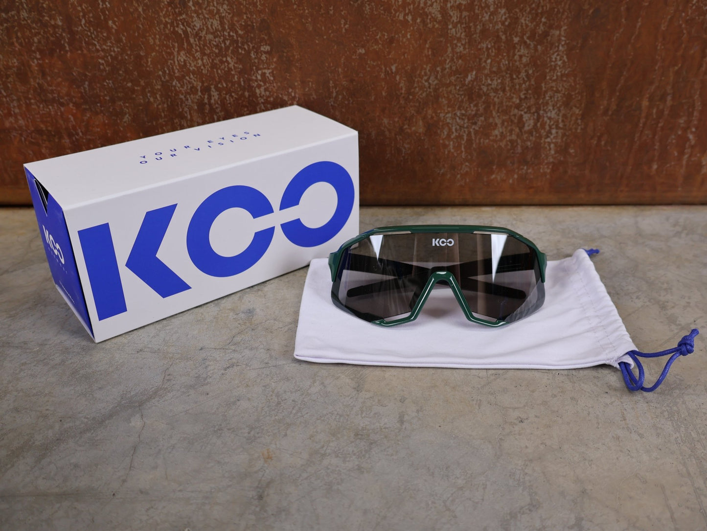 Brillen von Koo, KOO RED BULL - BORA HANSGROHE DEMOS SONNENBRILLE / LEADER EDITION SPRINT JERSEY GRÜN vor USEDBIKES - OB.DE Hintergrund