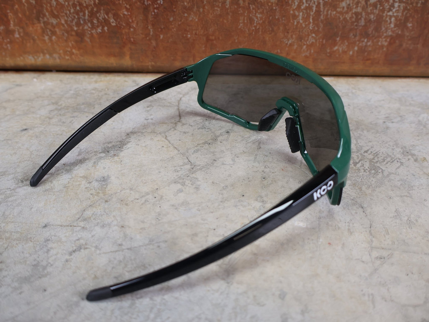 Brillen von Koo, KOO RED BULL - BORA HANSGROHE DEMOS SONNENBRILLE / LEADER EDITION SPRINT JERSEY GRÜN vor USEDBIKES - OB.DE Hintergrund