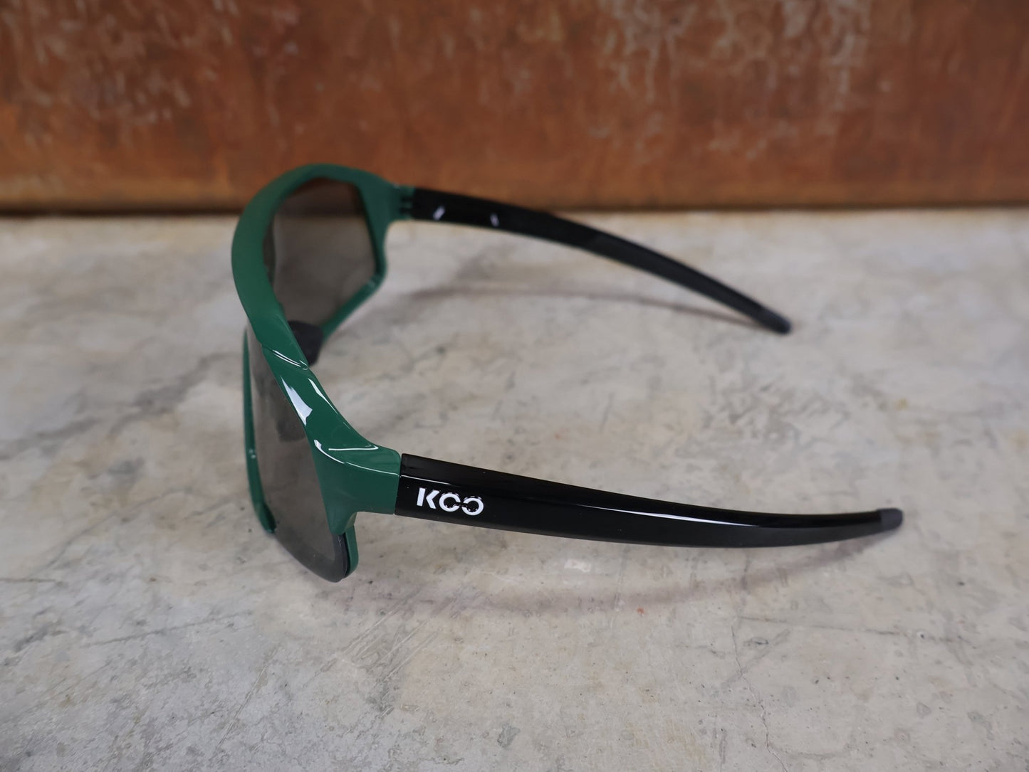 Brillen von Koo, KOO RED BULL - BORA HANSGROHE DEMOS SONNENBRILLE / LEADER EDITION SPRINT JERSEY GRÜN vor USEDBIKES - OB.DE Hintergrund