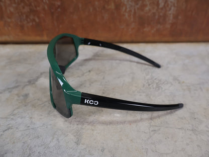 Brillen von Koo, KOO RED BULL - BORA HANSGROHE DEMOS SONNENBRILLE / LEADER EDITION SPRINT JERSEY GRÜN vor USEDBIKES - OB.DE Hintergrund
