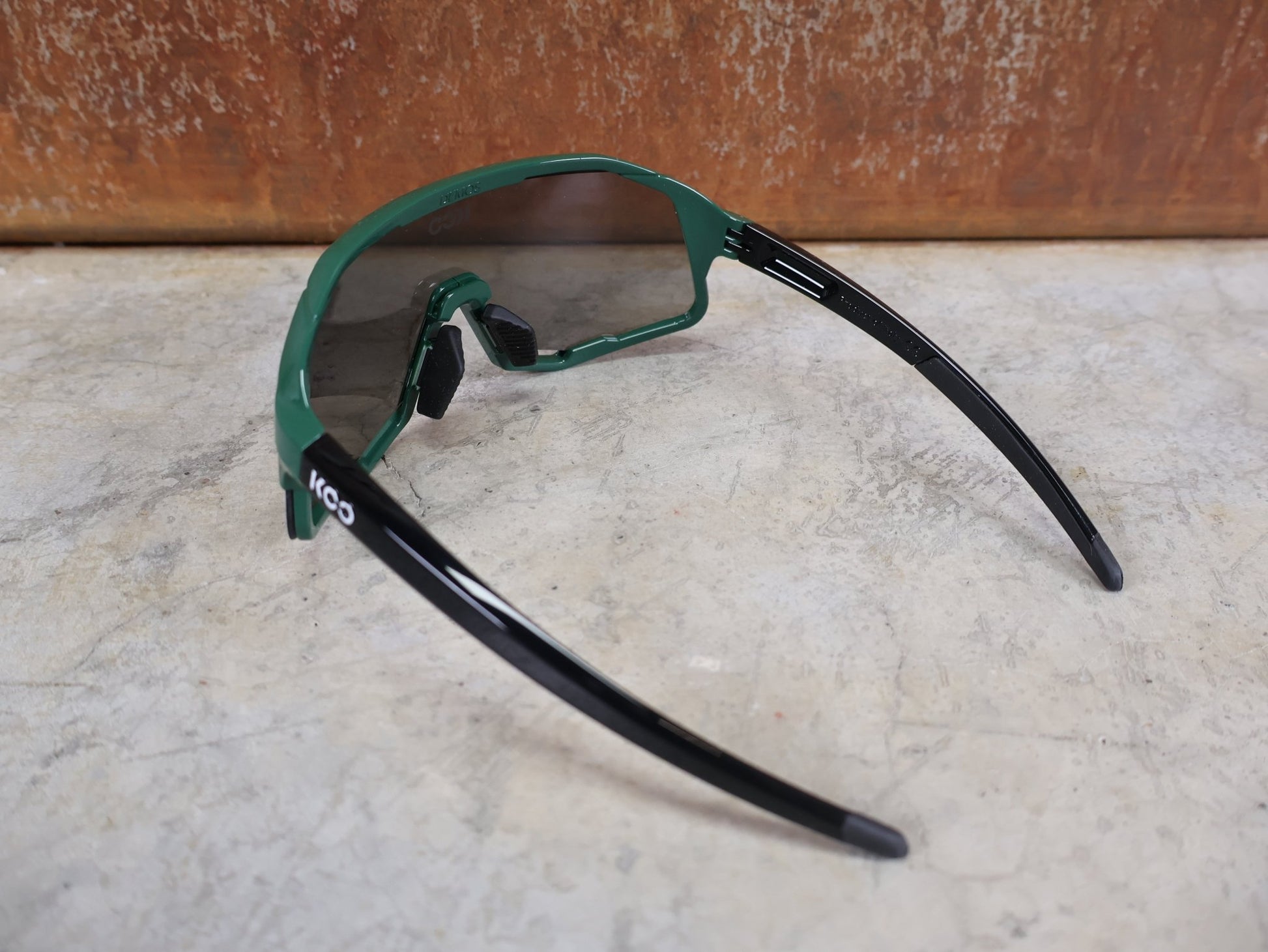 Brillen von Koo, KOO RED BULL - BORA HANSGROHE DEMOS SONNENBRILLE / LEADER EDITION SPRINT JERSEY GRÜN vor USEDBIKES - OB.DE Hintergrund