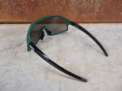 Brillen von Koo, KOO RED BULL - BORA HANSGROHE DEMOS SONNENBRILLE / LEADER EDITION SPRINT JERSEY GRÜN vor USEDBIKES - OB.DE Hintergrund