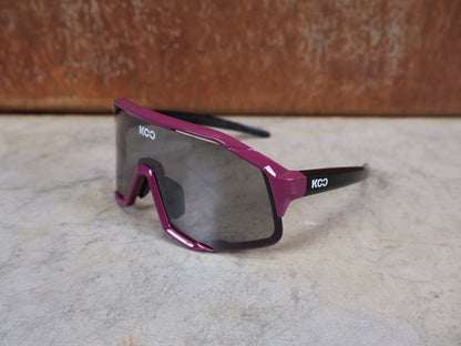 Brillen von Koo, KOO RED BULL - BORA HANSGROHE DEMOS SONNENBRILLE / MAGLIA CICLAMINO vor USEDBIKES - OB.DE Hintergrund