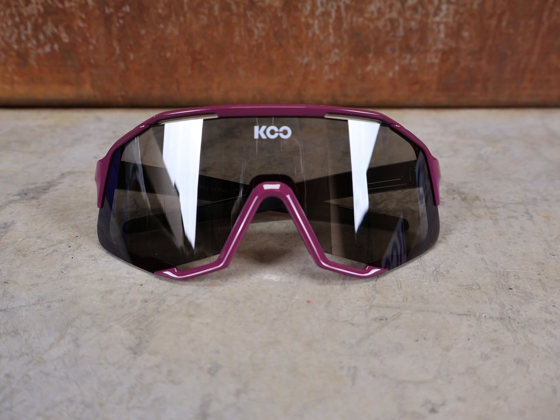 Brillen von Koo, KOO RED BULL - BORA HANSGROHE DEMOS SONNENBRILLE / MAGLIA CICLAMINO vor USEDBIKES - OB.DE Hintergrund