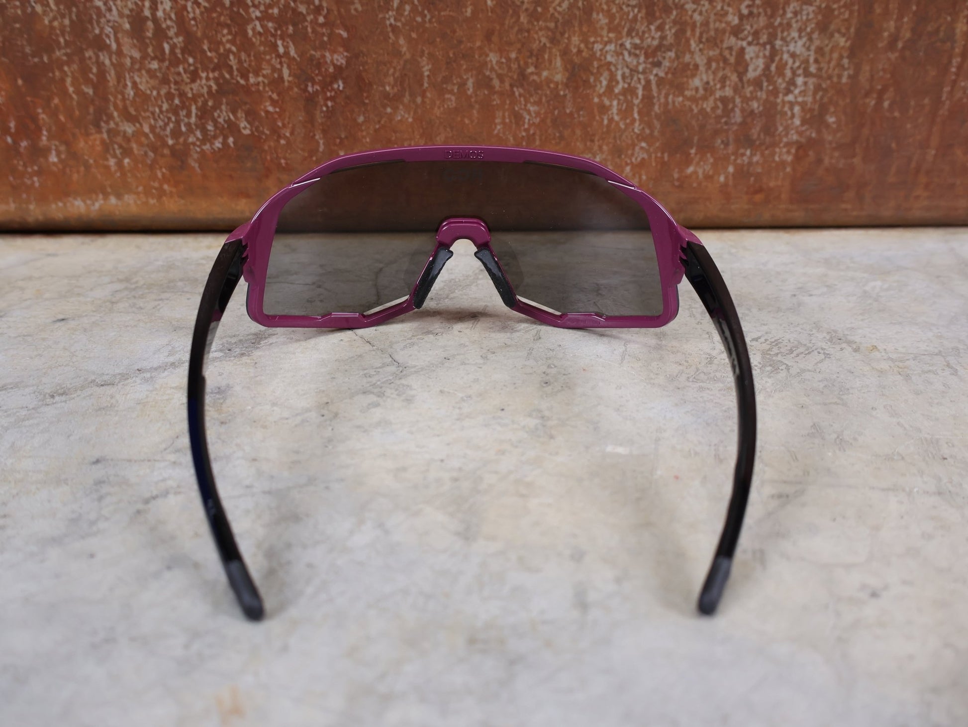 Brillen von Koo, KOO RED BULL - BORA HANSGROHE DEMOS SONNENBRILLE / MAGLIA CICLAMINO vor USEDBIKES - OB.DE Hintergrund